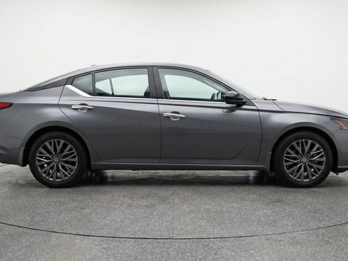 Used 2025 Nissan Altima 2.5 SV image 11