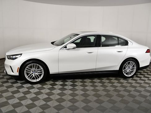 Used 2025 BMW 530i xDrive AWD/4WD image 9