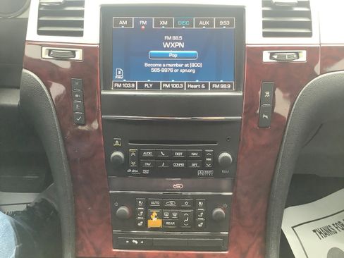 Used 2011 Cadillac Escalade Luxury image 23