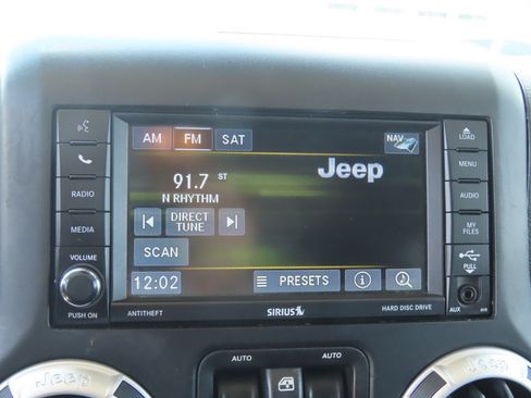 Used 2015 Jeep Wrangler Unlimited Sahara w/ Connectivity Group AWD/4WD image 28