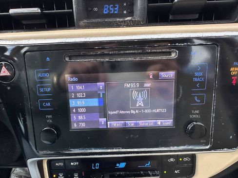 Used 2018 Toyota Corolla LE FWD image 17