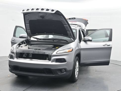 Used 2017 Jeep Cherokee Latitude w/ Trailer Tow Group AWD/4WD image 43