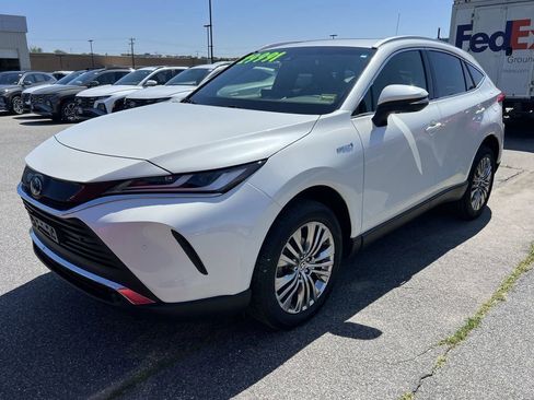 Used 2021 Toyota Venza XLE image 2