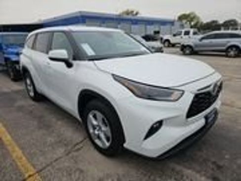 Used 2023 Toyota Highlander LE image 1