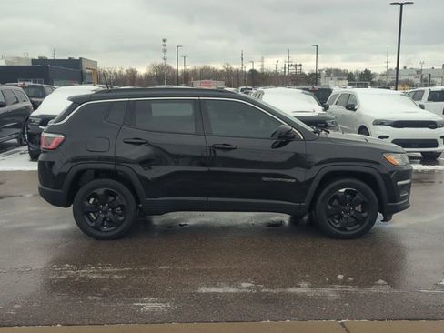 Used 2018 Jeep Compass Latitude FWD image 2