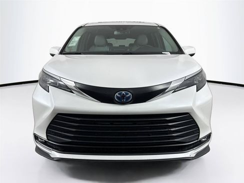 Certified 2025 Toyota Sienna XLE FWD image 9
