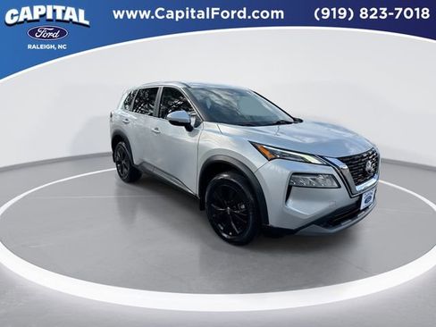 Used 2022 Nissan Rogue SV image 2
