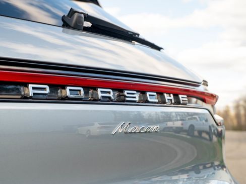 Certified 2025 Porsche Macan AWD/4WD image 11