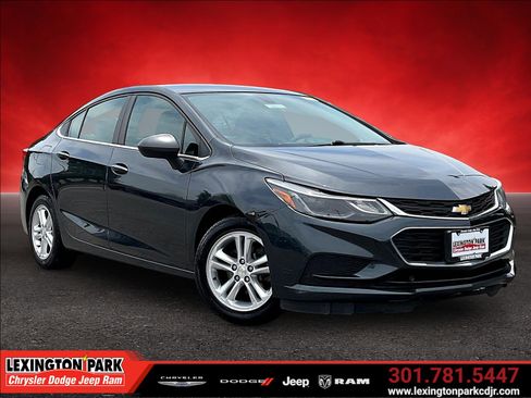 Used 2017 Chevrolet Cruze LT FWD image 1