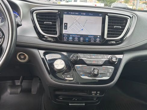 Used 2018 Chrysler Pacifica Limited w/ Advanced Safetytec Group FWD image 55