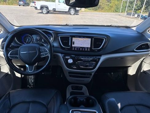 Used 2020 Chrysler Pacifica Touring-L Plus w/ Tire & Wheel Group image 12