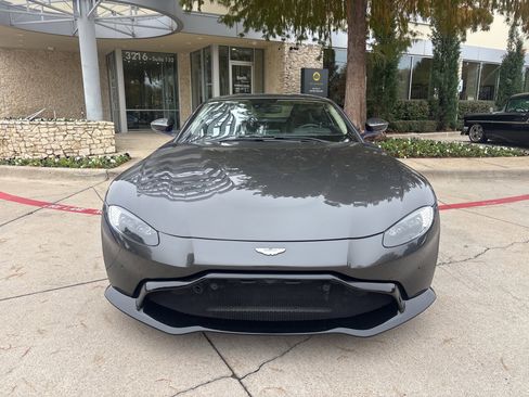 Used 2019 Aston Martin V8 Vantage Coupe image 3