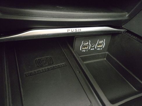 Used 2024 Chrysler Pacifica Premium FWD image 30