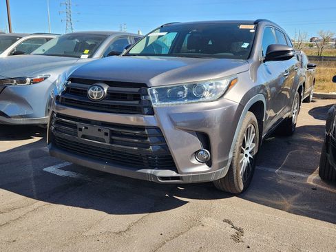 Used 2018 Toyota Highlander SE image 4