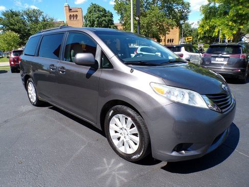 Used 2012 Toyota Sienna LE AWD/4WD image 5