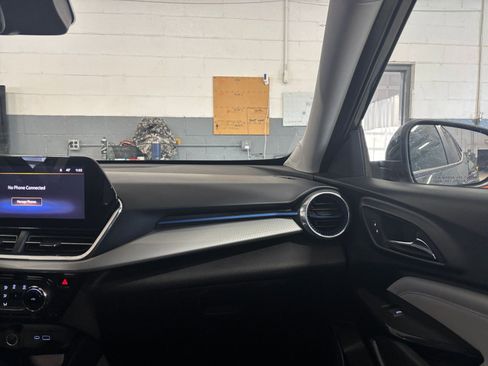 Used 2025 Chevrolet Trax LT image 34