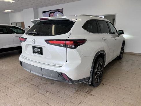 Used 2024 Toyota Highlander XLE image 16