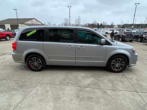 Used 2015 Dodge Grand Caravan SE image 4