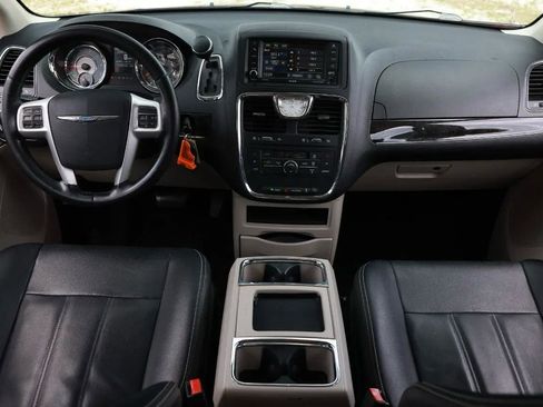 Used 2016 Chrysler Town & Country Touring FWD image 21