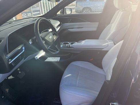 Used 2024 Cadillac Lyriq Luxury image 6