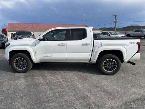Used 2025 Toyota Tacoma TRD Sport AWD/4WD image 3