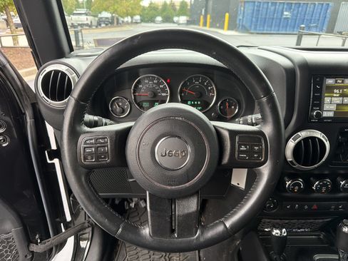 Used 2016 Jeep Wrangler Unlimited Sahara w/ Connectivity Group AWD/4WD image 16