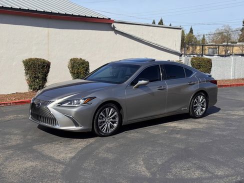 Used 2020 Lexus ES 300h w/ Premium Package image 2