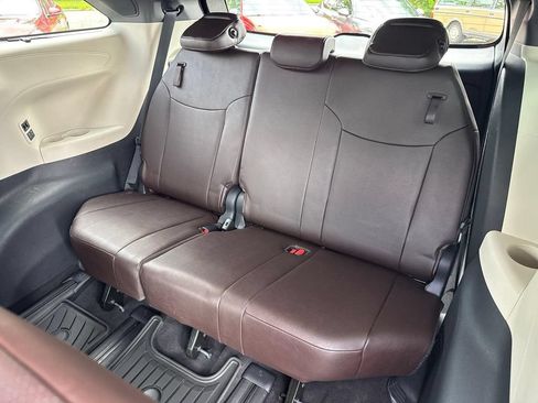 Used 2021 Toyota Sienna Platinum AWD/4WD image 8