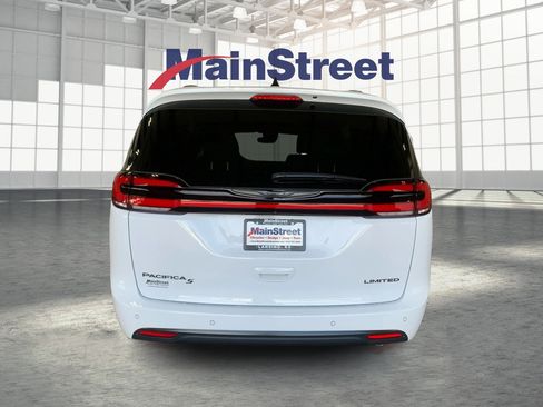 Used 2025 Chrysler Pacifica Limited image 4