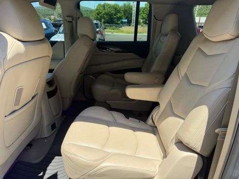 Used 2018 Cadillac Escalade ESV Luxury RWD image 19
