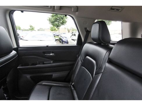 Used 2024 Nissan Pathfinder SL image 11