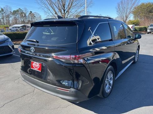 Used 2025 Toyota Sienna XLE image 5