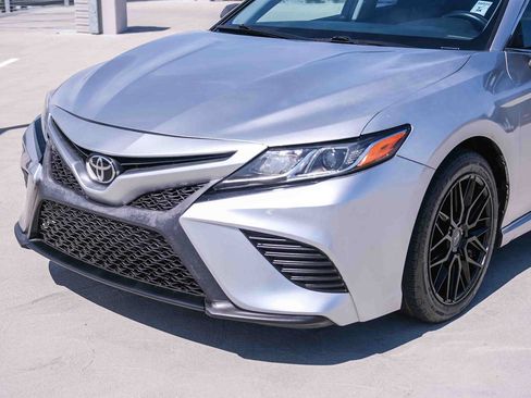Used 2018 Toyota Camry SE w/ Moonroof Package FWD image 11