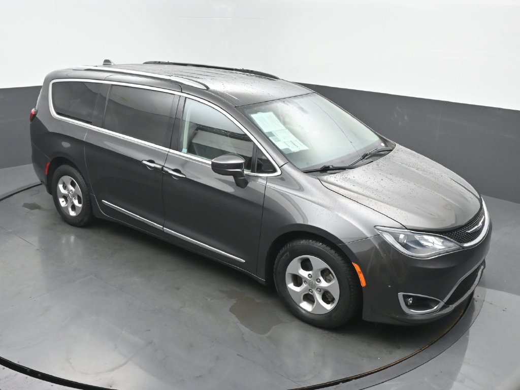 Used 2017 Chrysler Pacifica Touring-L Plus FWD image 47
