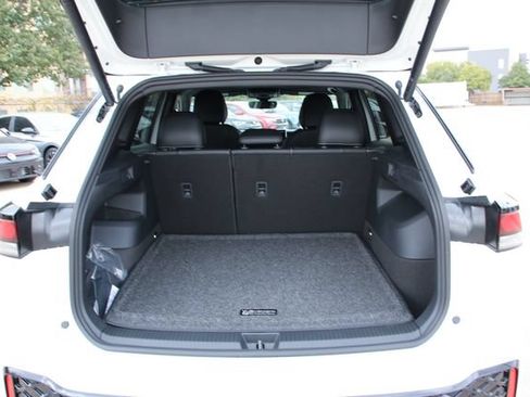 New 2026 Volkswagen Tiguan SE R-Line FWD image 30