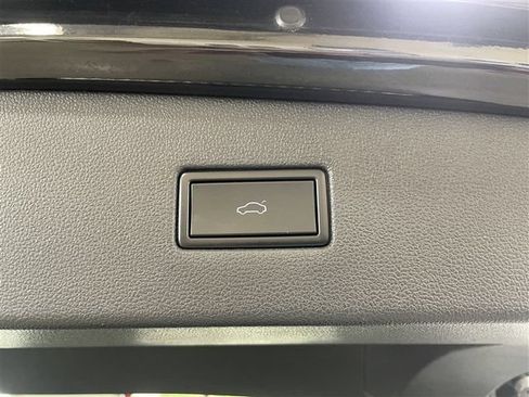 Used 2020 Volkswagen Tiguan SE AWD/4WD image 28