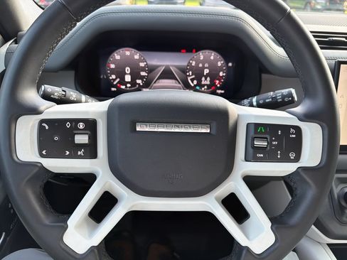 Used 2025 Land Rover Defender 130 X-Dynamic SE AWD/4WD image 36