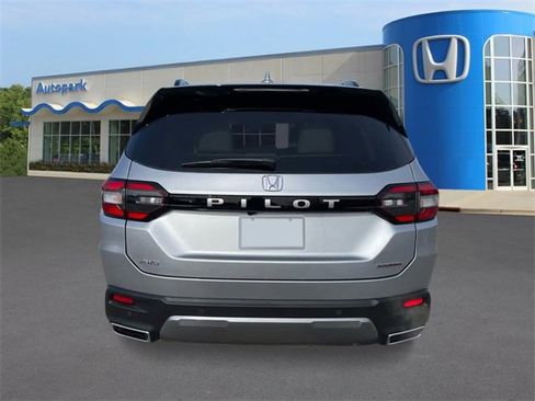 New 2026 Honda Pilot Touring image 4