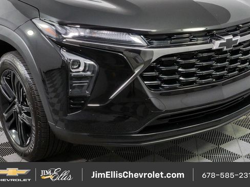 Certified 2025 Chevrolet Trax RS w/ Sunroof Package FWD image 34