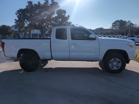 Used 2022 Toyota Tacoma SR image 11