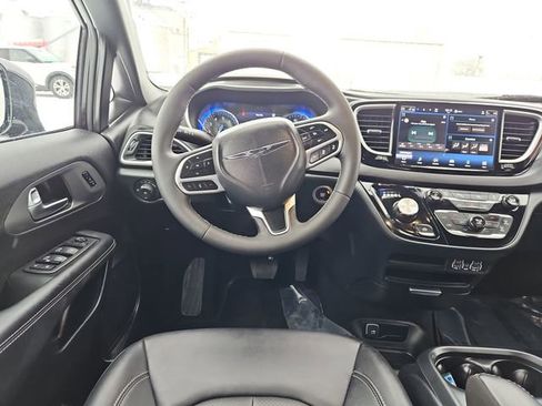 Used 2025 Chrysler Pacifica Select image 27
