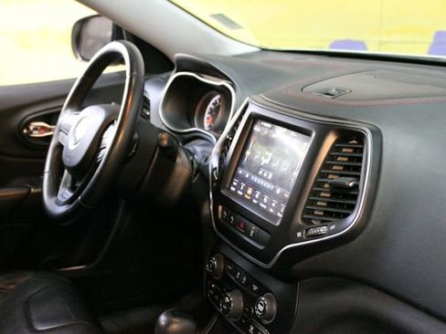 Used 2019 Jeep Cherokee Trailhawk AWD/4WD image 10