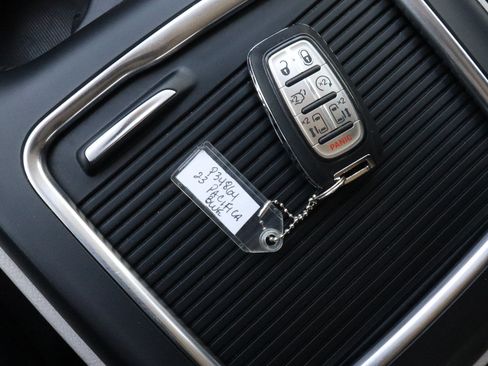 Used 2023 Chrysler Pacifica Touring-L FWD image 34