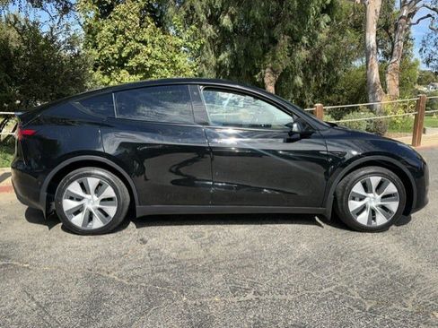 Used 2022 Tesla Model Y Long Range AWD/4WD image 4