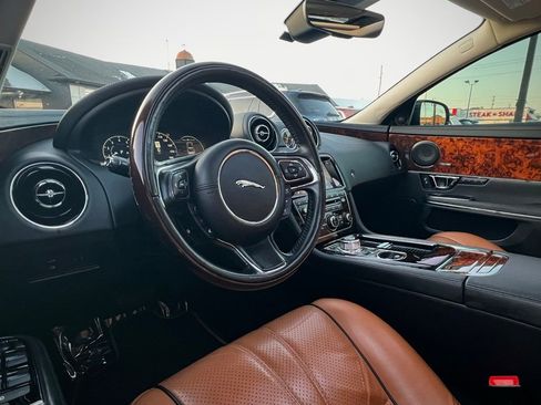 Used 2019 Jaguar XJ R-Sport image 15