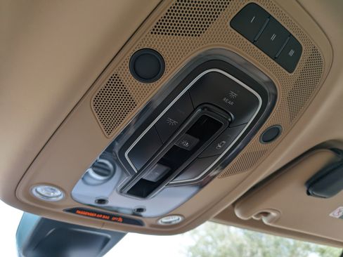 Used 2018 Bentley Bentayga image 33