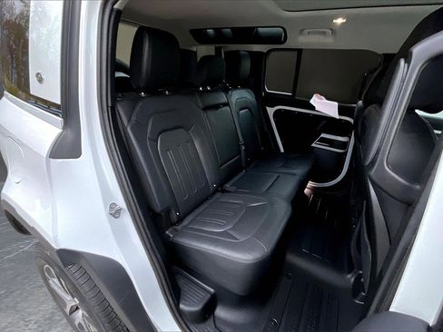Used 2022 Land Rover Defender 110 SE image 24