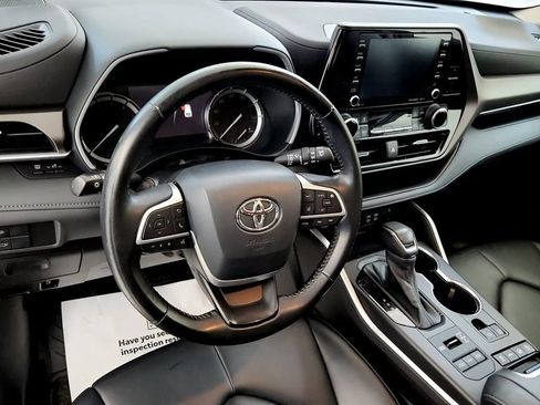 Used 2022 Toyota Highlander XLE AWD/4WD image 25