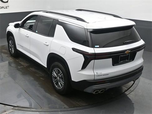 Used 2025 Chevrolet Traverse LT image 39