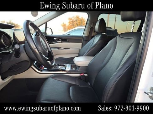 Used 2022 Kia Carnival EX image 6